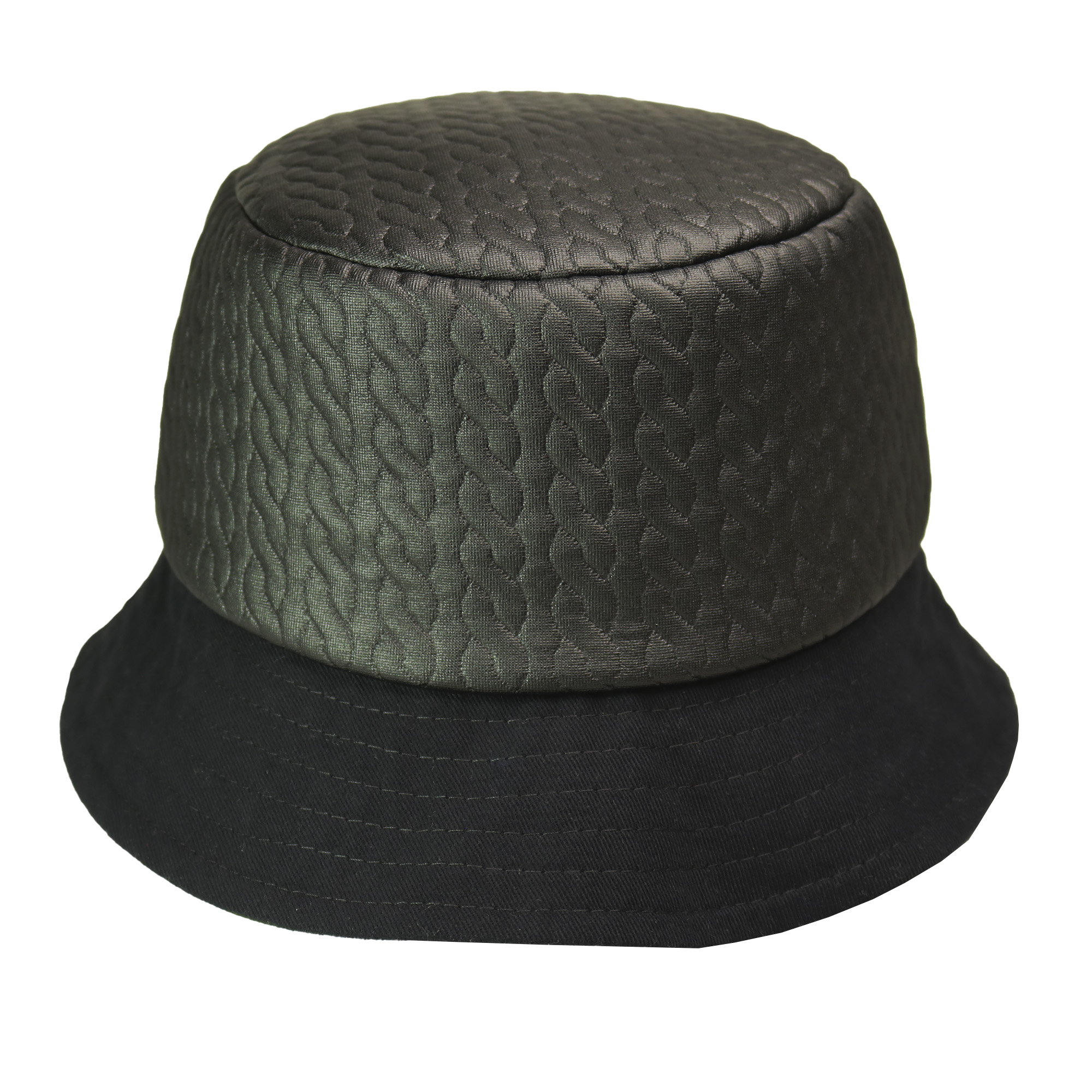 Chambergo matelasse ala de gabardina negro.