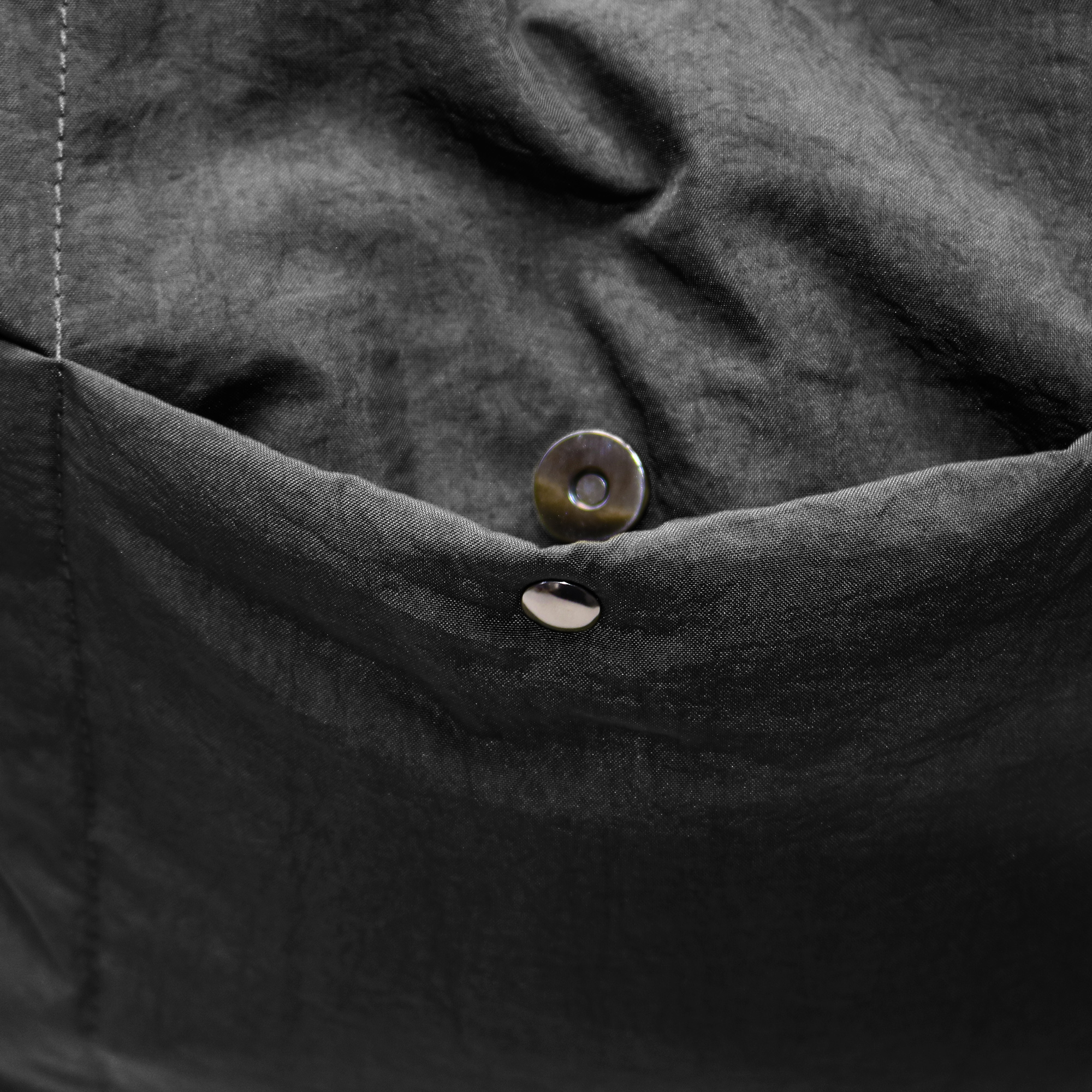 Tote bag puffer con boton negro