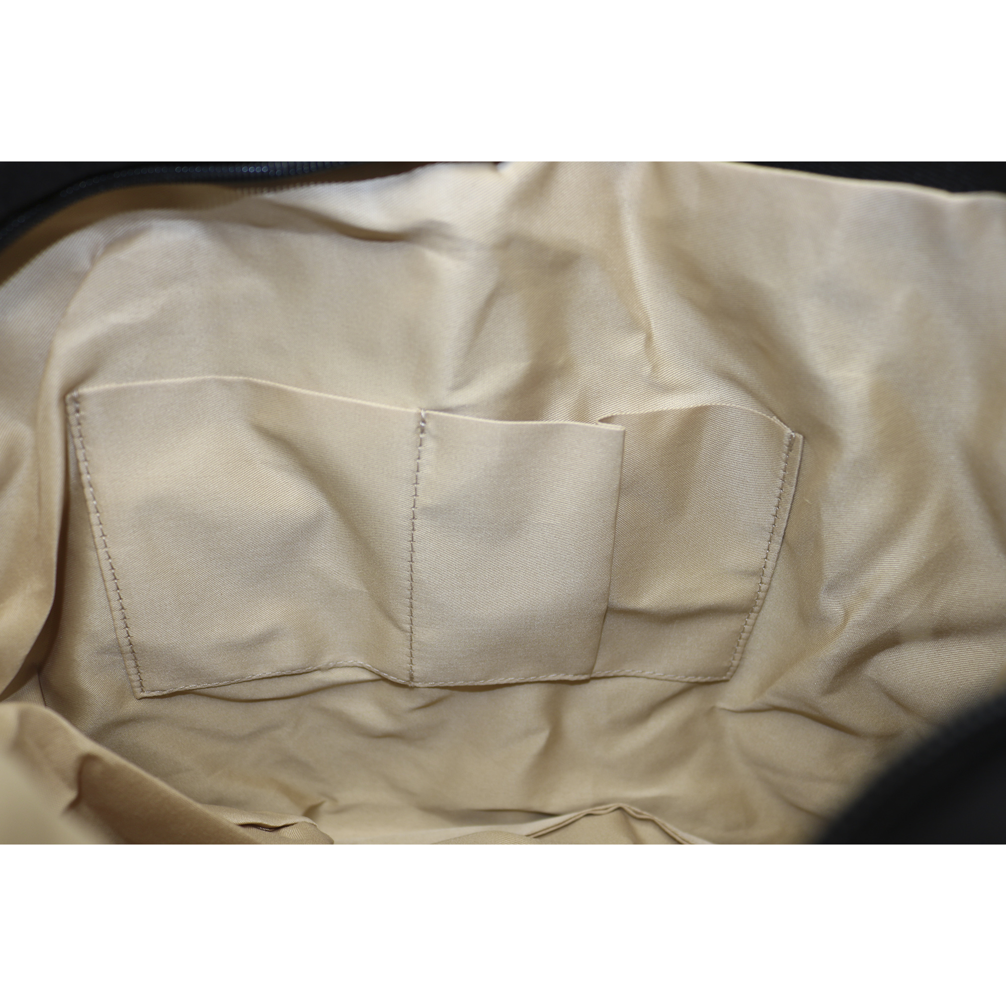 Tote bag puffer con boton negro