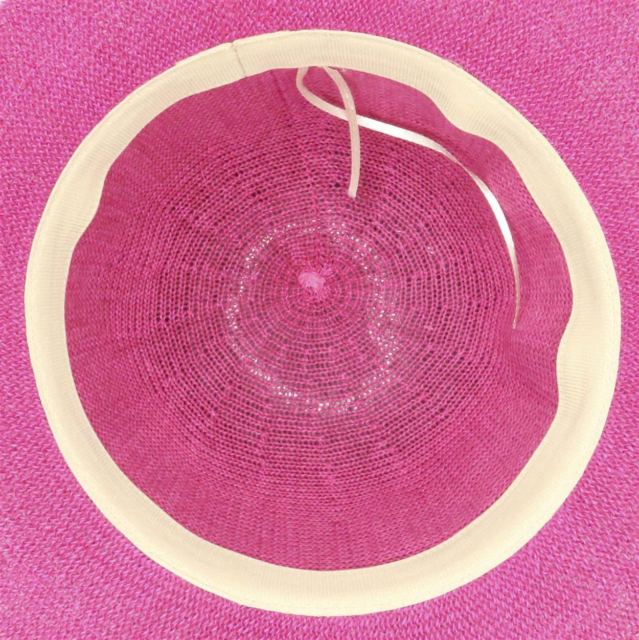 Sombrero capelina de adulto en hilo con ala corta.
