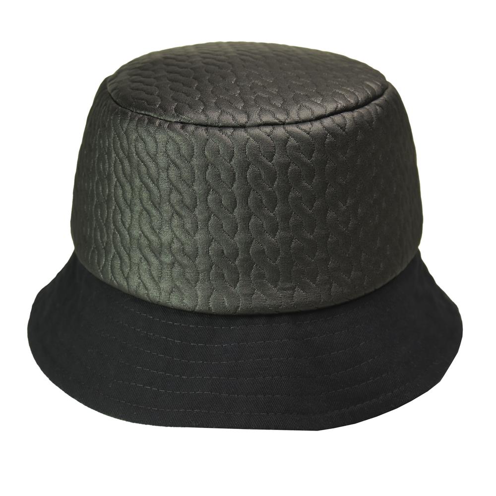 Chambergo matelasse ala de gabardina negro.