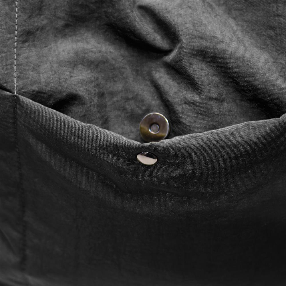 Tote bag puffer con boton negro